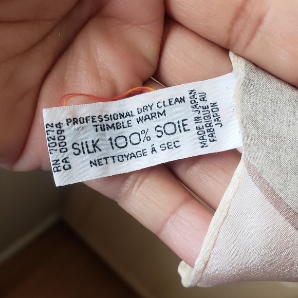 Liz Claiborne Silk Leaf Patterned Scarf in Cream and Tan 30" By 31" - Picture 4 of 6